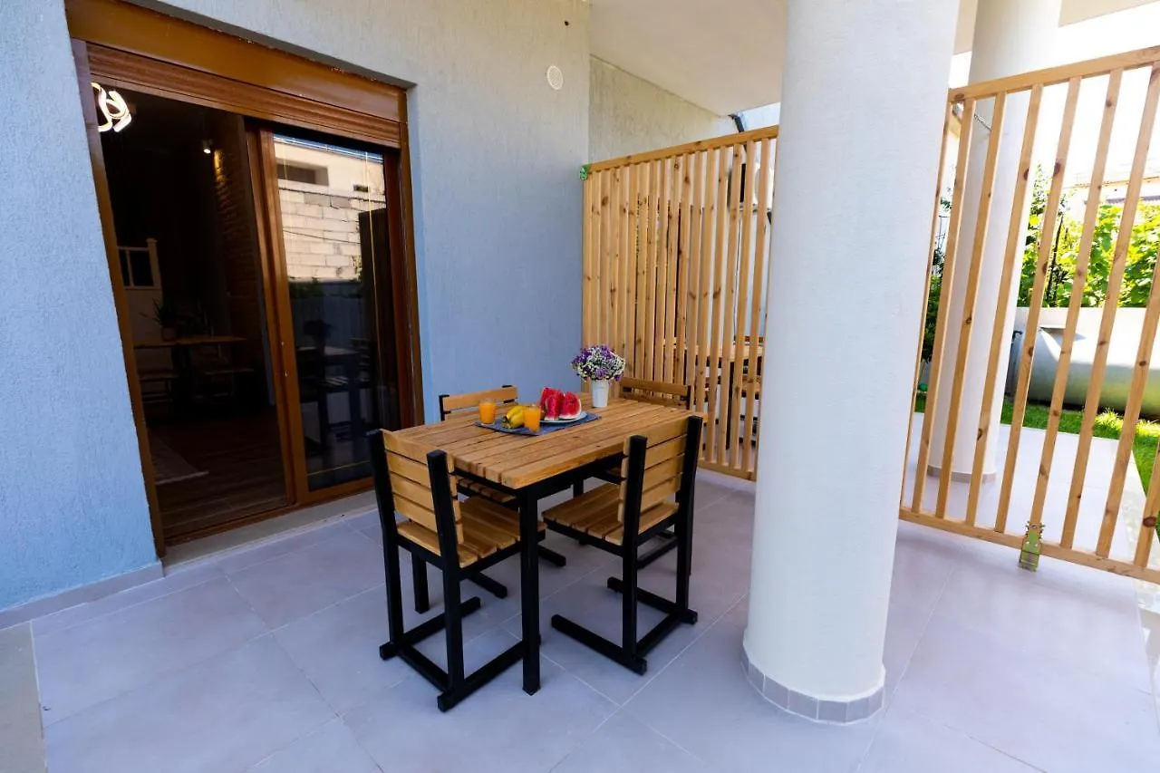 Deja Blue Villa Apartments